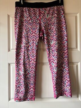 Soffe Black-Waistband Chevron Capri Leggings